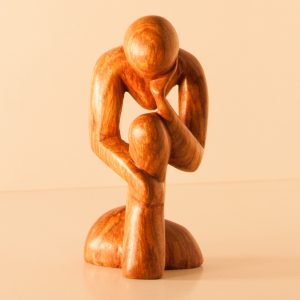 Pensatore in legno piccolo